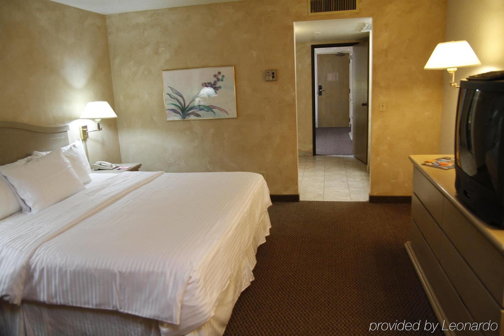Ramada By Wyndham Viscount Suites Tucson East Room photo